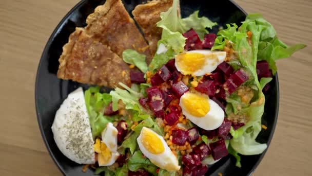 Herrliche Kalorienarme Speise Mit Panierten Steakstücken Begleitet Von Frischem Salat — Stockvideo
