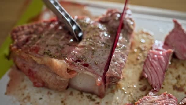 Lezzetli Biftek Ustalıkla Dilimlenmiş Mükemmel Pişirilmiş — Stok video