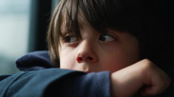 Criança Pensiva Com Close Olhos Rosto Viajar Trem Olhar Contemplativo — Vídeo de Stock