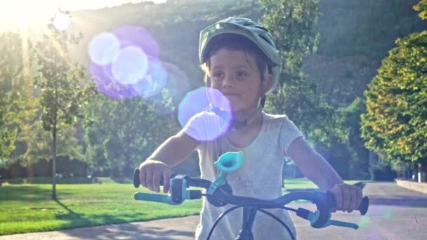 Mały Chłopiec Rowerze Kasku Uśmiecha Się Przed Kamerą Godzinach Popołudniowych — Wideo stockowe