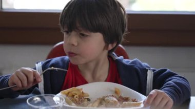Makarna yiyen çocuk, zengin karbonhidrat yiyen genç çocuk, 5 yaşındaki çocuğun tek başına yemek yediği gizli aile hayatı.