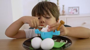Çocuk, Yumurta Tutacağında Kaynamış Yumurtayı Seviyor