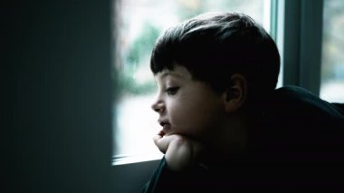 Sıkılmış Çocuk Sıkıntısını İfade Etme, Evde Derin İç Çekiş, Pencere Pencere Pencere Elle. Sıkıntıyla boğuşan çocuk
