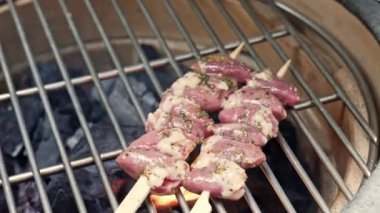 Eller dikkatlice tavuk kalbi şişlerini ve güzel kuzu kaburgalarını mangalda pişir.
