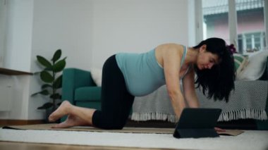 30 'lu yaşlarda Evde Yoga Yapan Hamile Kadınlar - Doğum Öncesi Uygulama Tabletinde Dijital Koçluk, Spor Salonu Zemininde Ayağın Kalkması