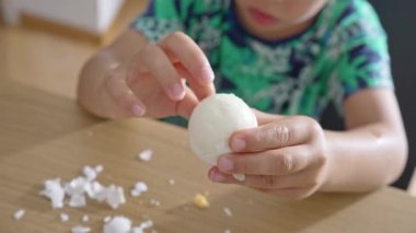 Yumurta soyucu Macera - Genç Çocuk, Kabuğu Yumurta Biçimini Bozmadan Çıkarmanın Zorluğuyla Mücadele Ediyor