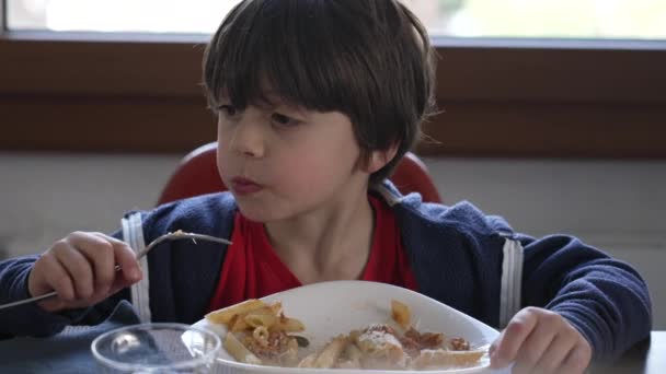 Dítě Jíst Těstoviny Mladý Chlapec Těší Bohaté Sacharidů Potravin Upřímný — Stock video
