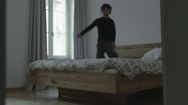Joven Enérgico Saltando Cama Divirtiéndose Dormitorio Los Padres — Vídeo de stock