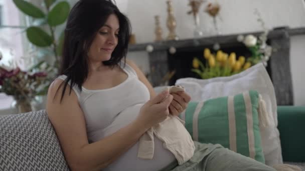 Momentos Maternidade Alegres Mãe Final Gravidez Mostrando Roupas Bebê Minúsculo — Vídeo de Stock