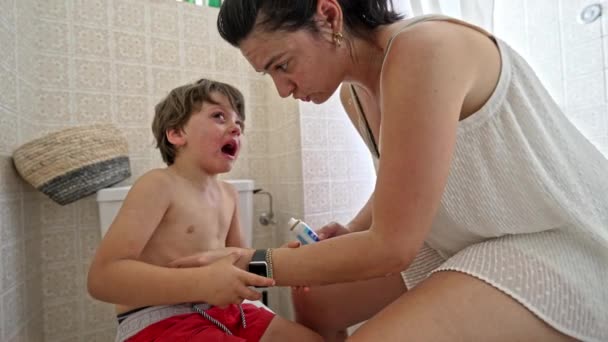 Μικρό Αγόρι Στην Ηλικία Από Τραυματισμούς Κλαίει Πρόστυχα — Αρχείο Βίντεο