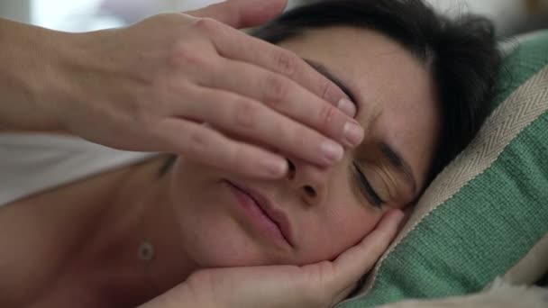 Épuisé 30S Femme Couché Dans Lit Essayant Reposer Sentir Fatigue — Video
