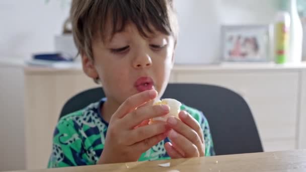 Joyful Moment Kind Vindt Vreugde Het Eten Van Eigeel Bij — Stockvideo