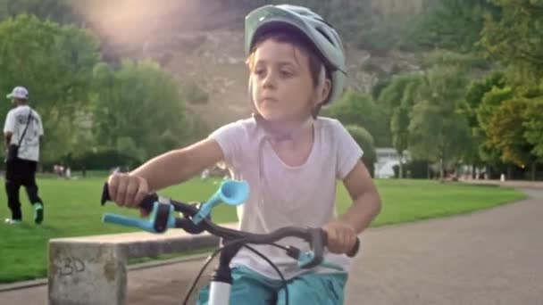 Kleiner Junge Radelt Unter Spaziergängern Park — Stockvideo