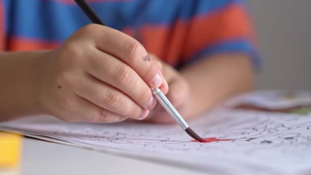 Mãos Criança Segurando Uma Escova Pintura Sketchbook Com Aquarela — Vídeo de Stock