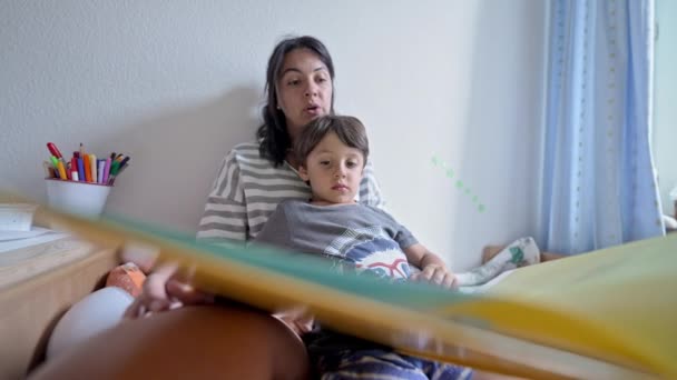 Storytelling Tijd Mam Leest Boek Voor Kleine Zoon Voor Middag — Stockvideo