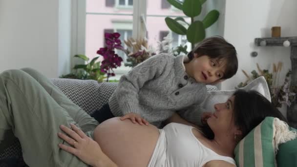 Συγκινητική Στιγμή Του Παιδιού Που Στηρίζεται Στην Έγκυο Μητέρα Ενώ — Αρχείο Βίντεο