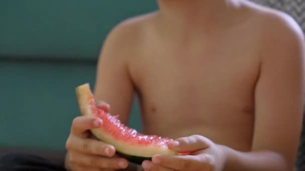 Jonge Jongen Genietend Van Watermeloen Met Zijn Handen Gezeten Zijn — Stockvideo