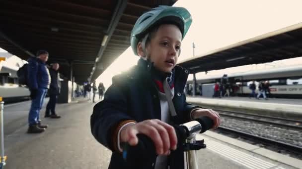 Bambino Casco Con Scooter Attesa Treno Autunno Inverno Stagione Gear — Video Stock