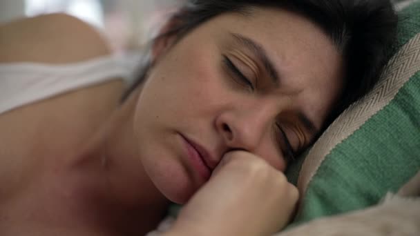 Κουρασμένη Γυναίκα Κοντά Στο Πρόσωπο Συγκλονισμένη Από Την Κούραση Ξαπλωμένη — Αρχείο Βίντεο