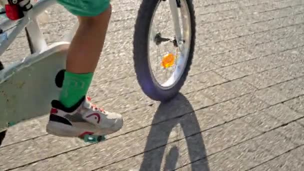 Youngster Powers Pentru Sprint Biciclete Mare Viteză — Videoclip de stoc