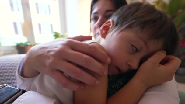 Lugnande Omfamning Mor Tröstande Son Hemma Affectionate Care Ögonblick Kvinna — Stockvideo