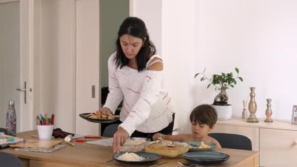 Alltagsszene Frau Serviert Essen Auf Leerem Teller Beim Tischmahl Für — Stockvideo