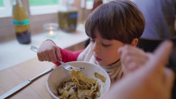 Kind Eet Spaghetti Pasta Kom Restaurant Kleine Jongen Draagt Servet — Stockvideo
