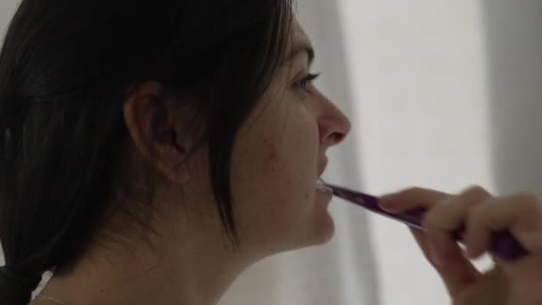 妇女清洁牙齿 每日早上牙科诊所清洁清洁仪式的特写 — 图库视频影像