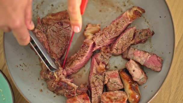 Krájení Báječného Středně Vzácného Steaku Talíři — Stock video