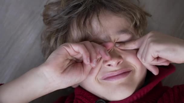 Müder Kleiner Junge Reibt Sich Die Augen Mit Den Händen — Stockvideo