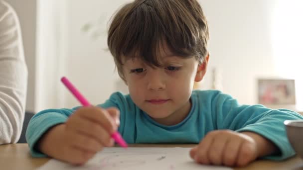 Malý Chlapec Dívá Svou Matku Pro Schválení Během Domácího Úkolu — Stock video