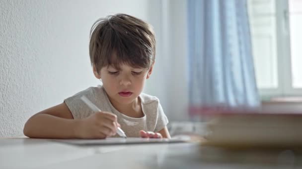 Malý Chlapec Svém Pokoji Zdokonaluje Své Schopnosti Rukopisu Svém Stole — Stock video