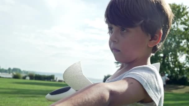 Jugando Parque Little Boy Lanza Avión Juguete Con Las Manos — Vídeo de stock