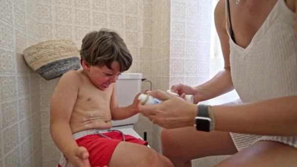 Niño Llora Como Antiséptico Aplica Herida Estómago — Vídeos de Stock