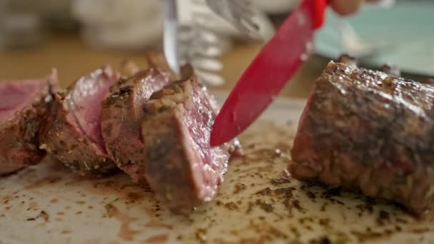 Exposição Deliciosa Cremalheira Cordeiro Cozida Cortada Revelando Carne Perfeita — Vídeo de Stock