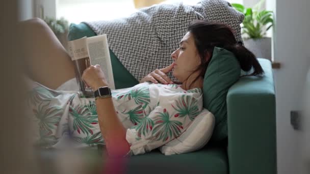 Nourishing Mind Lady Entspinnt Sich Mit Buch Auf Couch — Stockvideo
