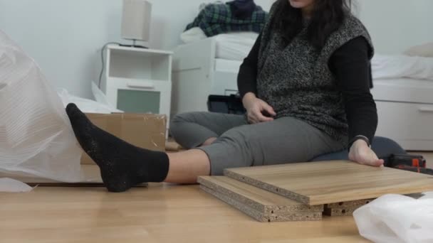 Pessoa Desempacotando Peças Madeira Caixa Preparando Para Montagem Móveis Simbolizando — Vídeo de Stock