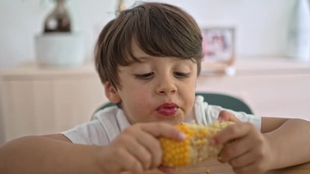 Child Demonstrates Best Way Eat Cooked Corn — Stock Video