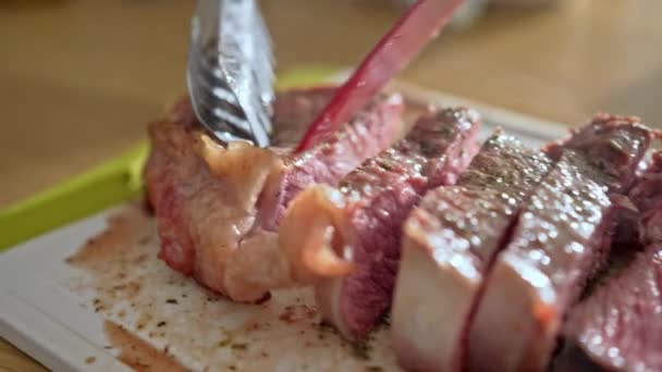 Sunlit Delight Šťavnatý Steak Odborně Krájený Vařený Dokonalosti Vyzařuje Aromatický — Stock video