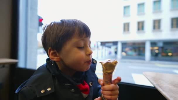 Chlapec Vychutnávání Zmrzliny Kužel Salónu Výhledem Město Pozadí — Stock video