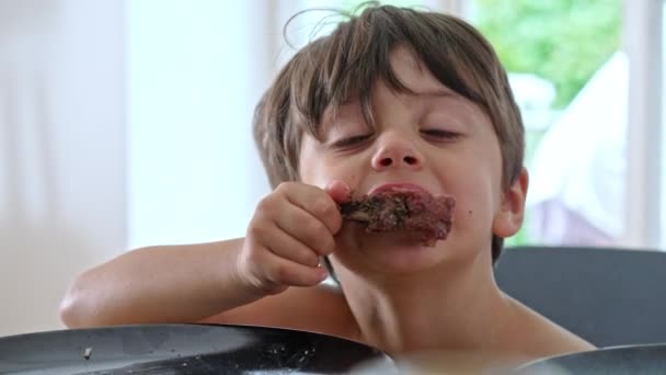Ребенок Доказывает Посуда Нужна Вкуса Вкусного Мяса Зубы Справляются Задачей — стоковое видео