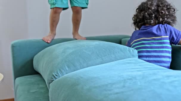 Can Sıkıntısını Öldürmek Küçük Çocuklar Kanepede Zıplama Oyunu Oynarlar — Stok video