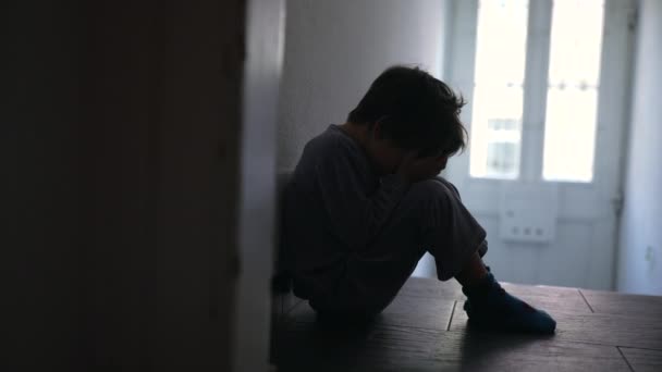Młode Dziecko Doświadczające Kryzysu Rodzinnego Siedzące Samotnie Kiepskim Korytarzu Zakrywające — Wideo stockowe