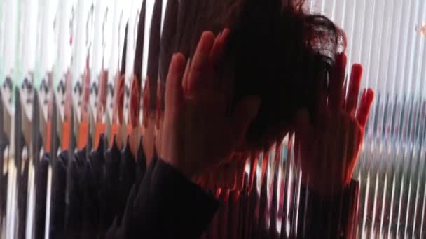 孤独な少年がガラスにこだわり 小児期のうつ病に苦しんでいる 顔を覆う悲しい子供 困難との闘い — ストック動画