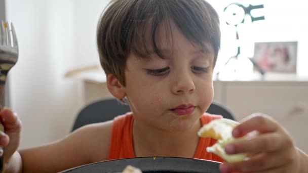 Little Boy Verrukkingen Salade Zetten Sla Mond Met Handen — Stockvideo