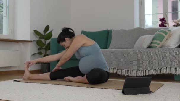 Pränatale Wellness Streckung Schwangere Ihren 30Ern Auf Dem Wohnzimmerboden Mit — Stockvideo