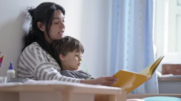 Limning Øjeblikke Mor Barn Forbinde Sengetid Læsning – Stock-video
