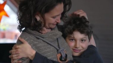 Anne-Oğul Bond sahnesinde Çocuk Kolu Annesiyle Gerçek Şefkat Anı. Yavrularını seven anne aile hayatı sahnesi.