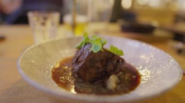 Seçkin yemek mekanında tabakta deadent gastronomi, sanatsal mutfak düzenlemesi sergilendi.