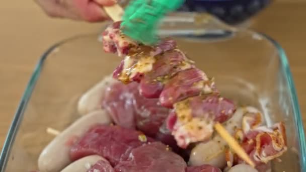 구이를위한 맛있는 꼬치의 조심스러운 조미료 — 비디오